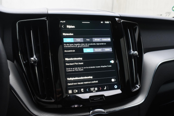 Volvo XC60 2.0 T6 Plug-in hybrid AWD Plus Black Edition Panoramadak | Adaptieve Cruise Control | Harman Kardon | Apple Carplay/Android Auto | Achterbank verwarmd
