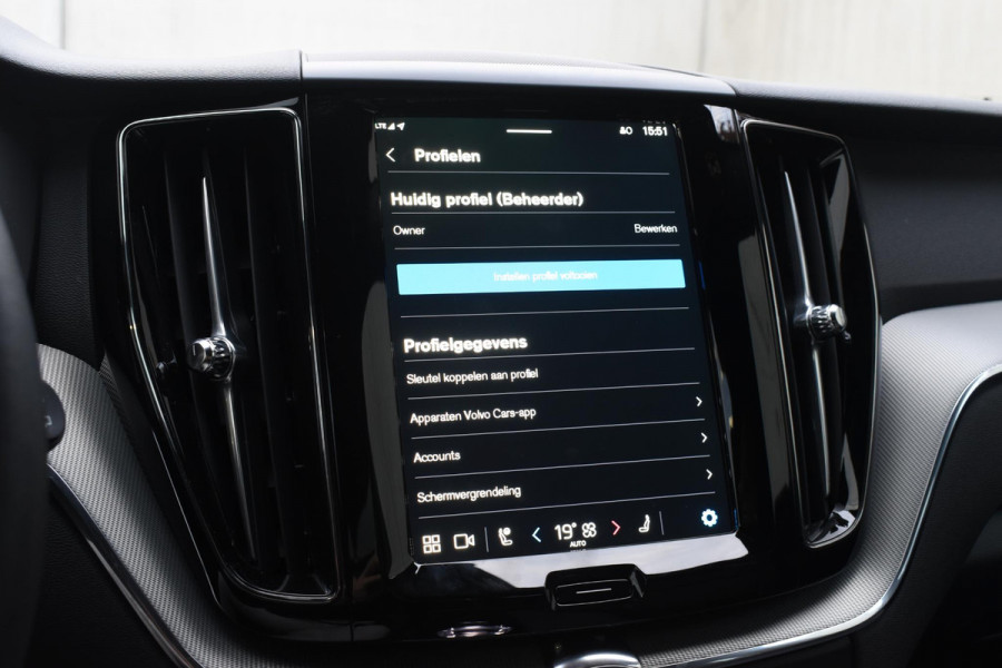 Volvo XC60 2.0 T6 Plug-in hybrid AWD Plus Black Edition Panoramadak | Adaptieve Cruise Control | Harman Kardon | Apple Carplay/Android Auto | Achterbank verwarmd