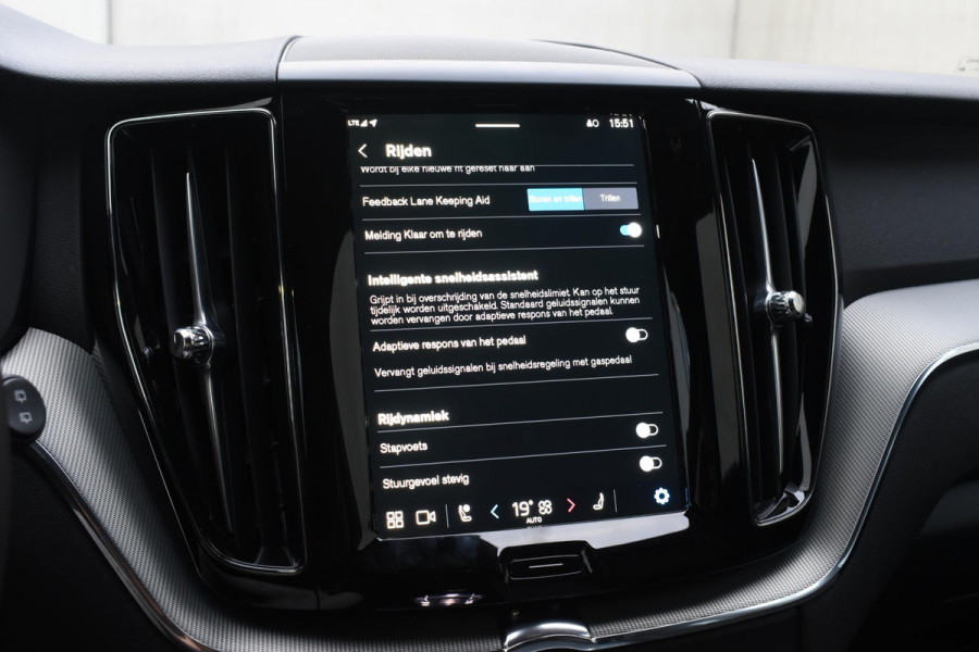 Volvo XC60 2.0 T6 Plug-in hybrid AWD Plus Black Edition Panoramadak | Adaptieve Cruise Control | Harman Kardon | Apple Carplay/Android Auto | Achterbank verwarmd