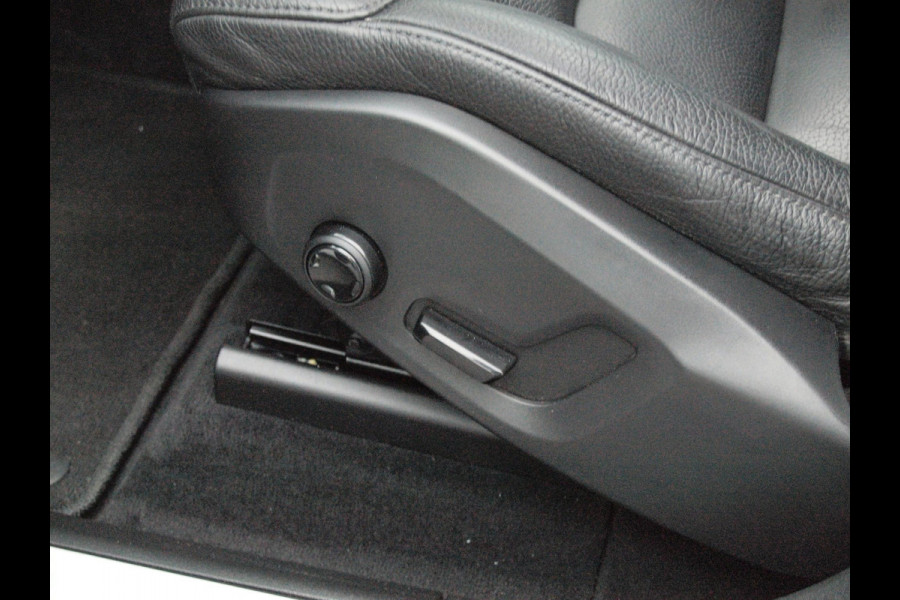 Volvo XC60 2.0 T8 Twin Engine AWD Inscription | Trekhaak | Luchtvering | Panoramadak | Black Edition |