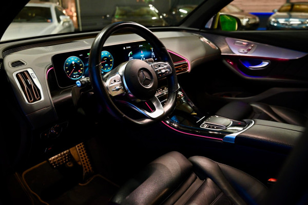 Mercedes-Benz EQC 400 4MATIC AMG 80 kWh - Memory - Distronic - 360 Camera - Schuifdak - Burmester - Trekhaak -