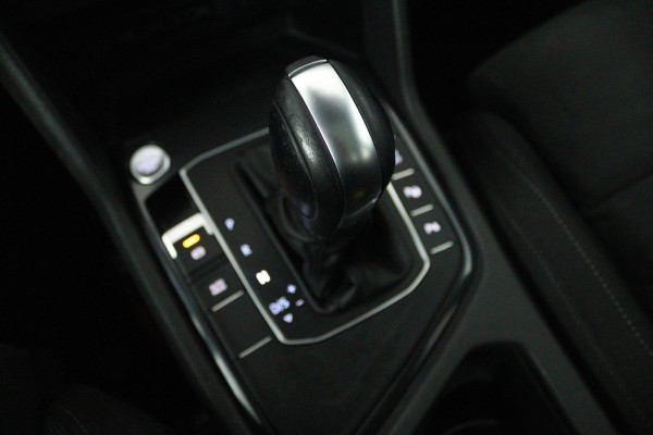 Volkswagen Tiguan Allspace 1.5 TSI Highline Business R 7p. (PANORAMADAK, ELEKT. WEGKLAPBARE TREKHAAK, STOELVERWARMING)