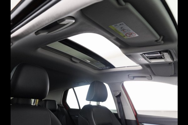 Volkswagen Golf 1.5 eTSI Life Edition GOAL 116 pk Automaat (DSG) | Verlengde garantie | Navigatie | Panoramadak | Parkeersensoren | Achteruitrijcamera | Stoelverwarming |