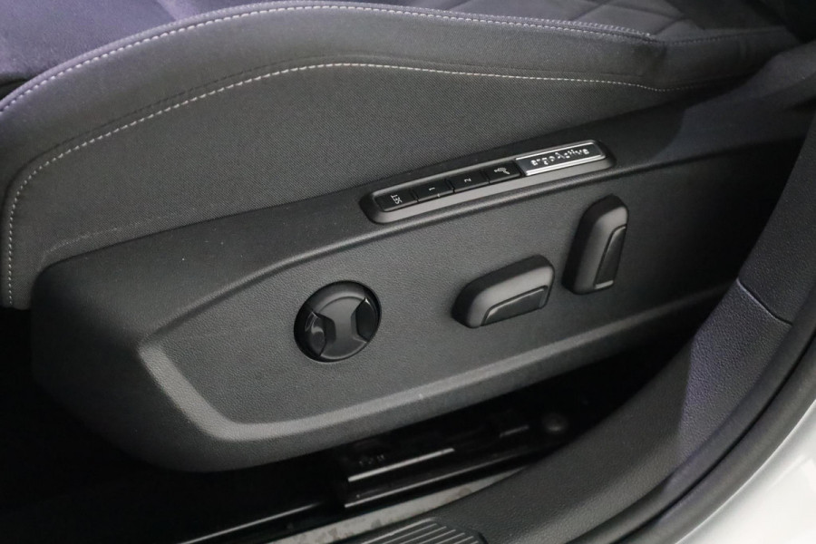 Volkswagen Golf 1.5 TSI Style 130pk 6bak| Navi| 18'LMvelgen| head-up display| verwarmde voorstoelen