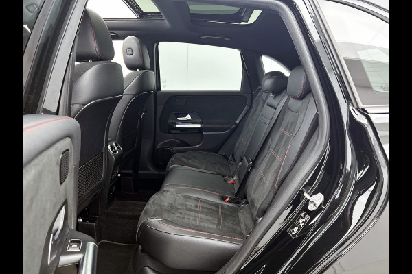 Mercedes-Benz B-Klasse 180 Automaat Bus.Solution AMG-Line / Panoramadak / Pdc+Camera / Navigatie / 1/2 Leder / Apk 09-2026