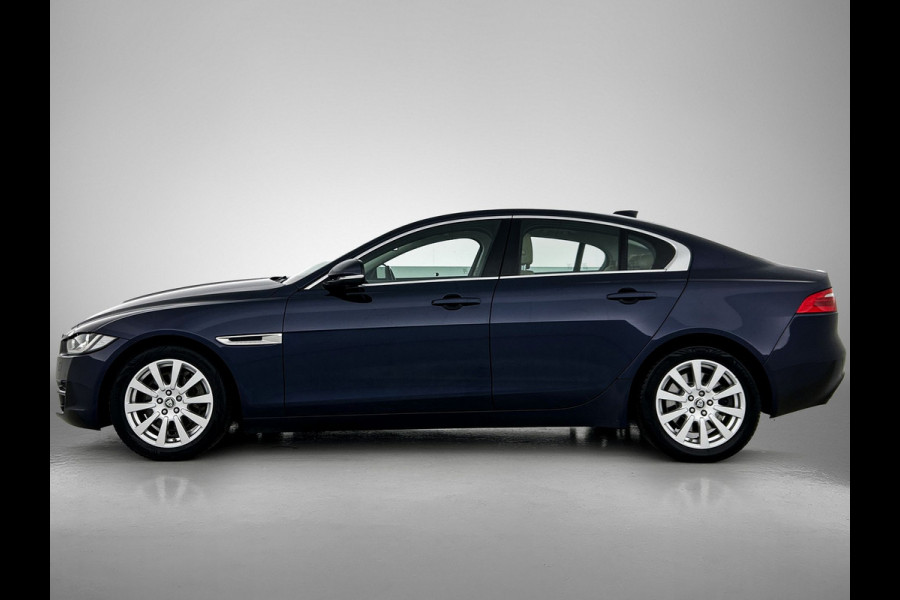 Jaguar XE 2.0 Prestige Automaat / Navigatie / Leder / Cruise-ctr. / Lmv 17"/ Stoelverw. / Camera / Apk 11-2026