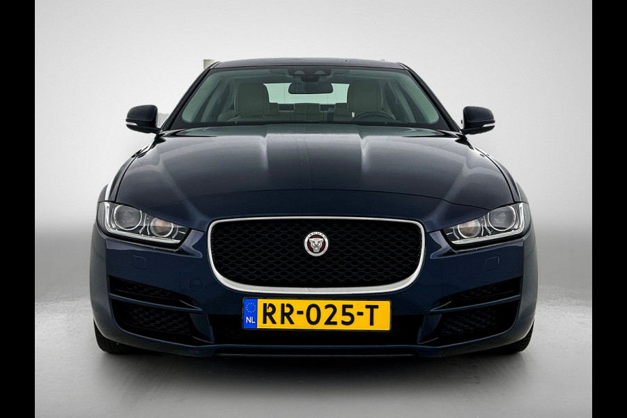 Jaguar XE 2.0 Prestige Automaat / Navigatie / Leder / Cruise-ctr. / Lmv 17"/ Stoelverw. / Camera / Apk 11-2026