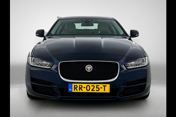 Jaguar XE 2.0 Prestige Automaat / Navigatie / Leder / Cruise-ctr. / Lmv 17"/ Stoelverw. / Camera / Apk 11-2026