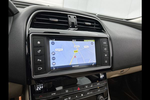 Jaguar XE 2.0 Prestige Automaat / Navigatie / Leder / Cruise-ctr. / Lmv 17"/ Stoelverw. / Camera / Apk 11-2026