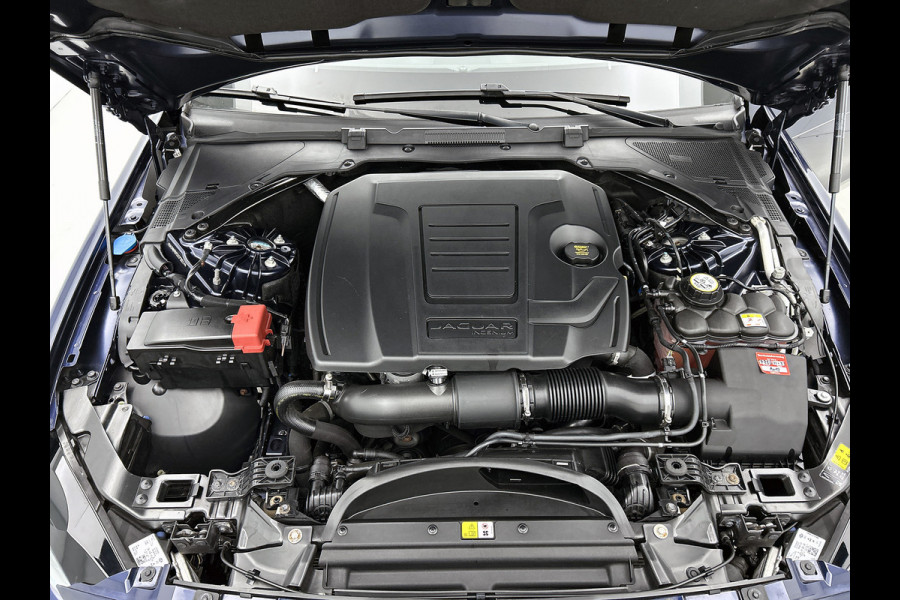 Jaguar XE 2.0 Prestige Automaat / Navigatie / Leder / Cruise-ctr. / Lmv 17"/ Stoelverw. / Camera / Apk 11-2026