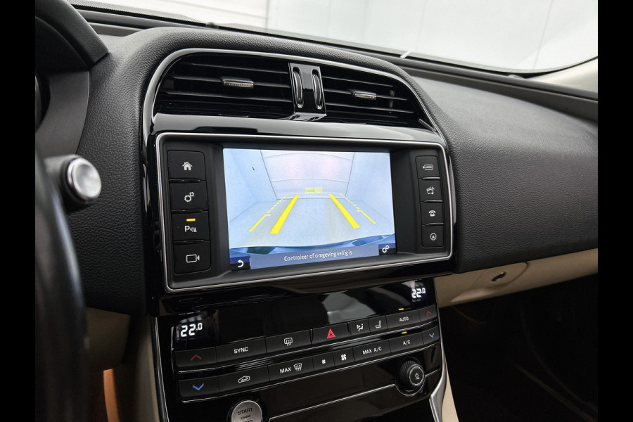 Jaguar XE 2.0 Prestige Automaat / Navigatie / Leder / Cruise-ctr. / Lmv 17"/ Stoelverw. / Camera / Apk 11-2026