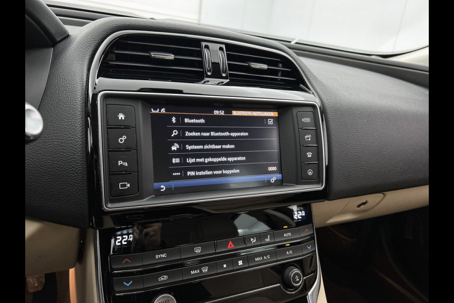 Jaguar XE 2.0 Prestige Automaat / Navigatie / Leder / Cruise-ctr. / Lmv 17"/ Stoelverw. / Camera / Apk 11-2026