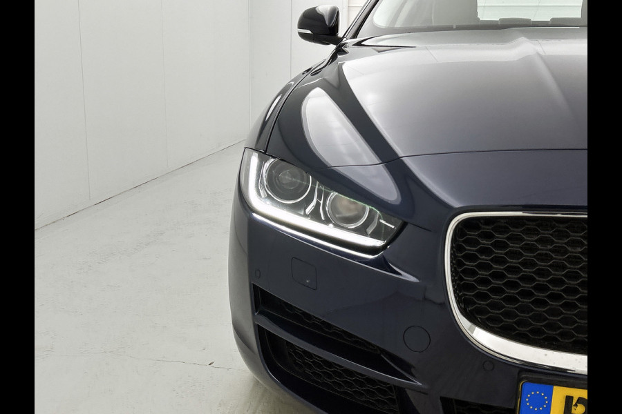 Jaguar XE 2.0 Prestige Automaat / Navigatie / Leder / Cruise-ctr. / Lmv 17"/ Stoelverw. / Camera / Apk 11-2026