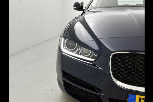 Jaguar XE 2.0 Prestige Automaat / Navigatie / Leder / Cruise-ctr. / Lmv 17"/ Stoelverw. / Camera / Apk 11-2026