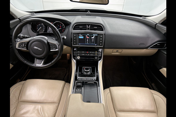 Jaguar XE 2.0 Prestige Automaat / Navigatie / Leder / Cruise-ctr. / Lmv 17"/ Stoelverw. / Camera / Apk 11-2026