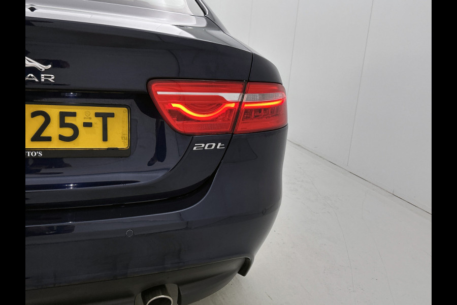 Jaguar XE 2.0 Prestige Automaat / Navigatie / Leder / Cruise-ctr. / Lmv 17"/ Stoelverw. / Camera / Apk 11-2026