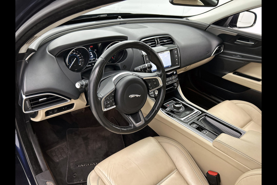 Jaguar XE 2.0 Prestige Automaat / Navigatie / Leder / Cruise-ctr. / Lmv 17"/ Stoelverw. / Camera / Apk 11-2026