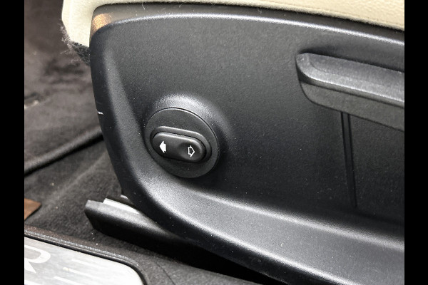 Jaguar XE 2.0 Prestige Automaat / Navigatie / Leder / Cruise-ctr. / Lmv 17"/ Stoelverw. / Camera / Apk 11-2026