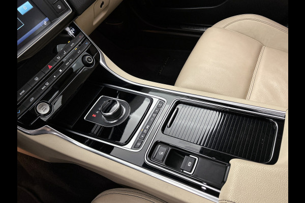 Jaguar XE 2.0 Prestige Automaat / Navigatie / Leder / Cruise-ctr. / Lmv 17"/ Stoelverw. / Camera / Apk 11-2026