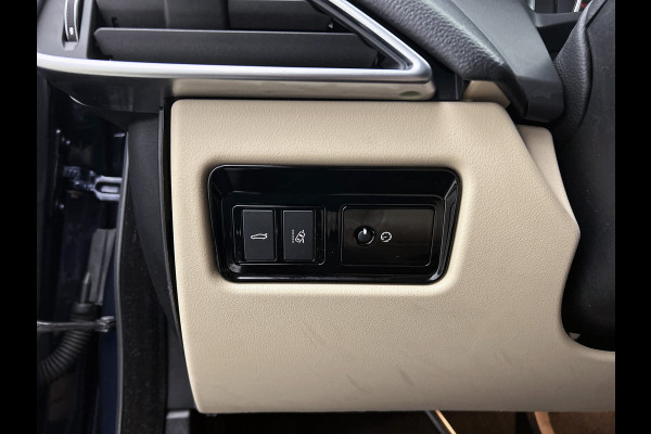 Jaguar XE 2.0 Prestige Automaat / Navigatie / Leder / Cruise-ctr. / Lmv 17"/ Stoelverw. / Camera / Apk 11-2026