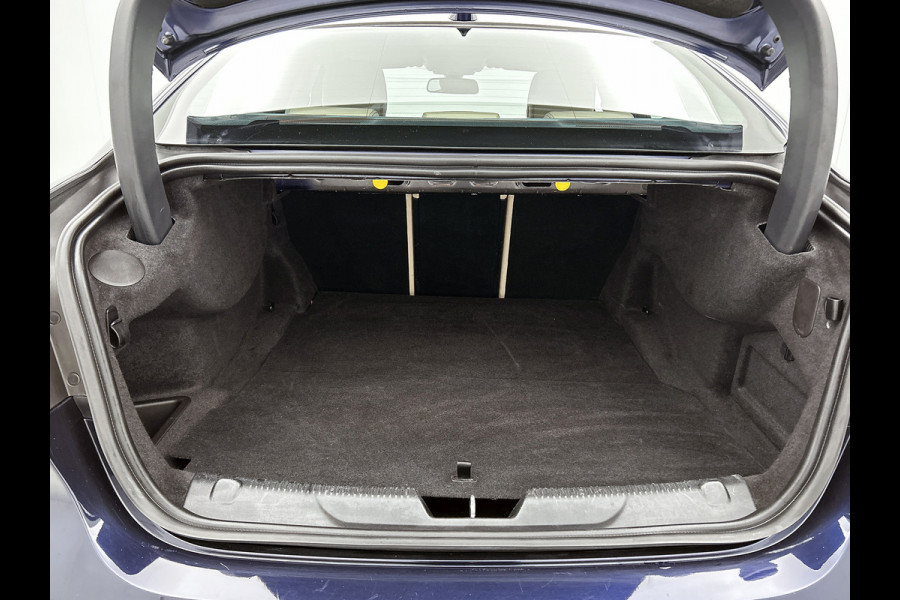 Jaguar XE 2.0 Prestige Automaat / Navigatie / Leder / Cruise-ctr. / Lmv 17"/ Stoelverw. / Camera / Apk 11-2026