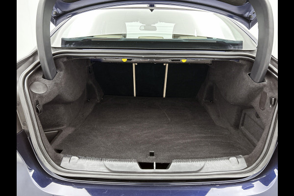 Jaguar XE 2.0 Prestige Automaat / Navigatie / Leder / Cruise-ctr. / Lmv 17"/ Stoelverw. / Camera / Apk 11-2026