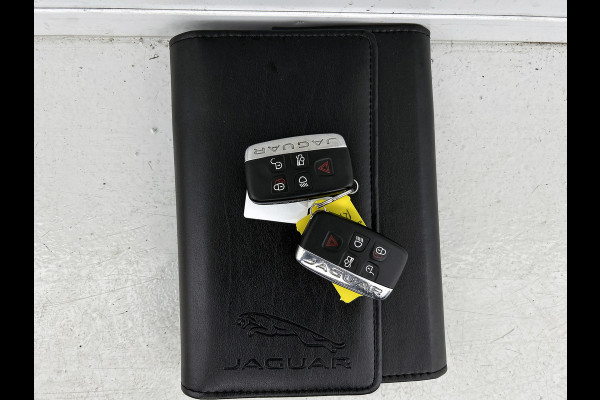 Jaguar XE 2.0 Prestige Automaat / Navigatie / Leder / Cruise-ctr. / Lmv 17"/ Stoelverw. / Camera / Apk 11-2026