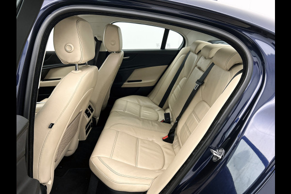 Jaguar XE 2.0 Prestige Automaat / Navigatie / Leder / Cruise-ctr. / Lmv 17"/ Stoelverw. / Camera / Apk 11-2026