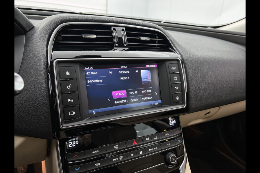 Jaguar XE 2.0 Prestige Automaat / Navigatie / Leder / Cruise-ctr. / Lmv 17"/ Stoelverw. / Camera / Apk 11-2026