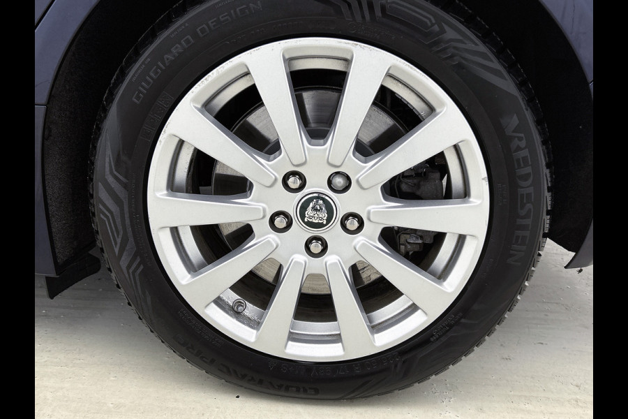 Jaguar XE 2.0 Prestige Automaat / Navigatie / Leder / Cruise-ctr. / Lmv 17"/ Stoelverw. / Camera / Apk 11-2026