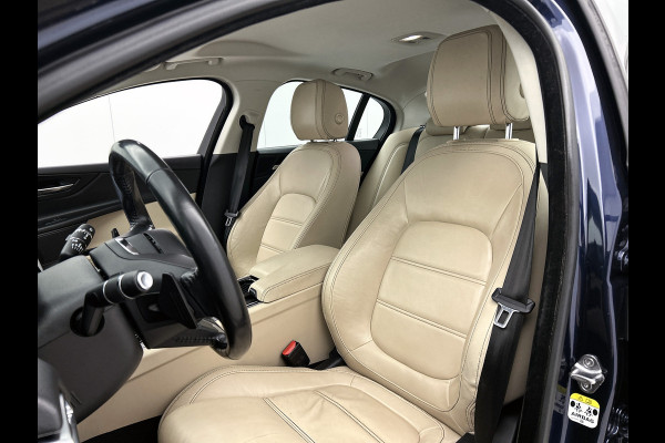 Jaguar XE 2.0 Prestige Automaat / Navigatie / Leder / Cruise-ctr. / Lmv 17"/ Stoelverw. / Camera / Apk 11-2026