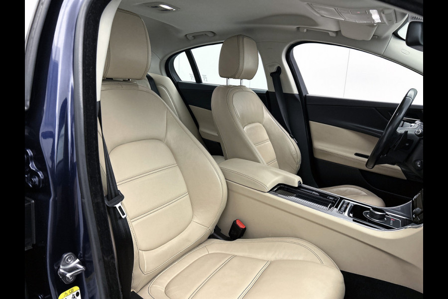 Jaguar XE 2.0 Prestige Automaat / Navigatie / Leder / Cruise-ctr. / Lmv 17"/ Stoelverw. / Camera / Apk 11-2026