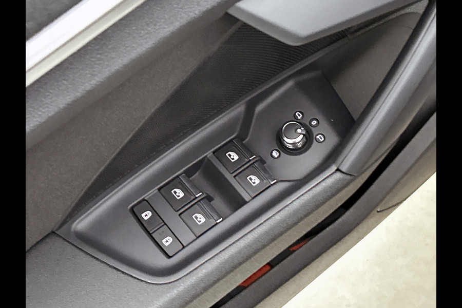 Audi A3 Sportback 30 TFSI Business edition 5Drs. / Virtual cockpit / Airco-ecc./ Navigatie / Pdc / Xenon / Radio multimedia / Apk 11-2026