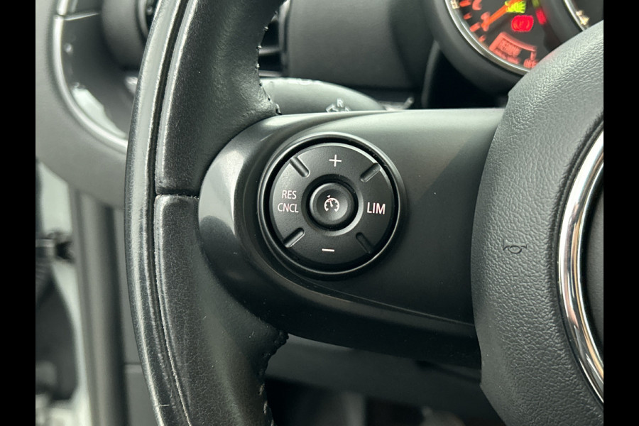 MINI Clubman 2.0D 150PK Cooper Business Edition / Airco-ecc./ Stoelverwarming / Navigatie / Trekhaak / Dab / Pdc. A / Radio multimedia / Apk 04-2026