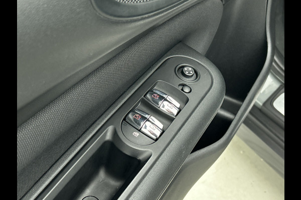 MINI Clubman 2.0D 150PK Cooper Business Edition / Airco-ecc./ Stoelverwarming / Navigatie / Trekhaak / Dab / Pdc. A / Radio multimedia / Apk 04-2026