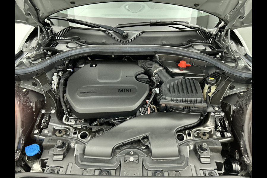 MINI Clubman 2.0D 150PK Cooper Business Edition / Airco-ecc./ Stoelverwarming / Navigatie / Trekhaak / Dab / Pdc. A / Radio multimedia / Apk 04-2026