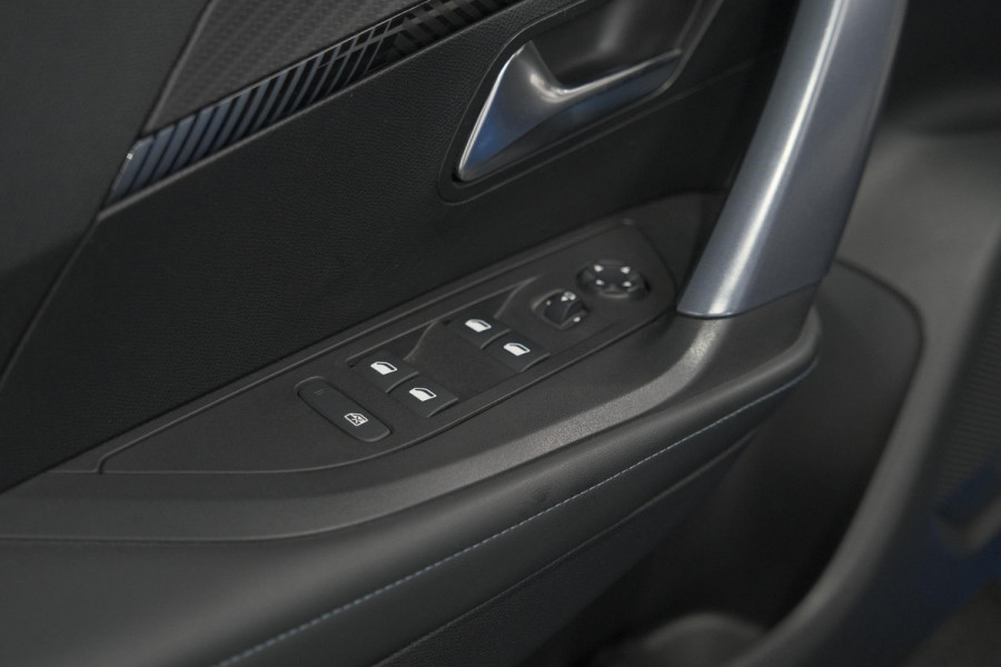 Peugeot 2008 PureTech 130 Allure | Trekhaak | Camera | Stoelverwarming | Adaptieve Cruise Control