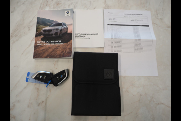 BMW X1 xDrive25e High Executive Shadow | Panoramadak | Head Up | Leder | Camera | Stoelverwarming | LED