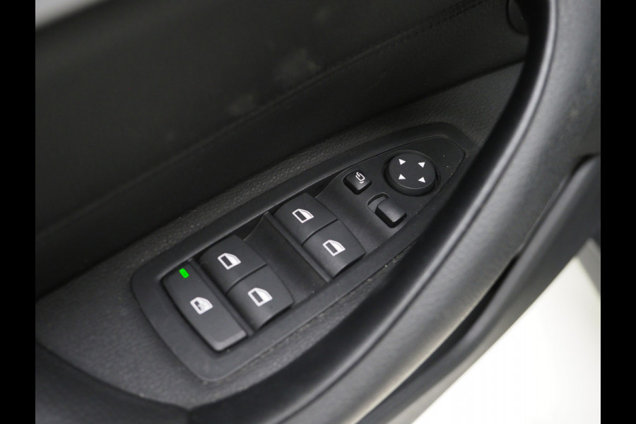 BMW X1 xDrive25e High Executive Shadow | Panoramadak | Head Up | Leder | Camera | Stoelverwarming | LED