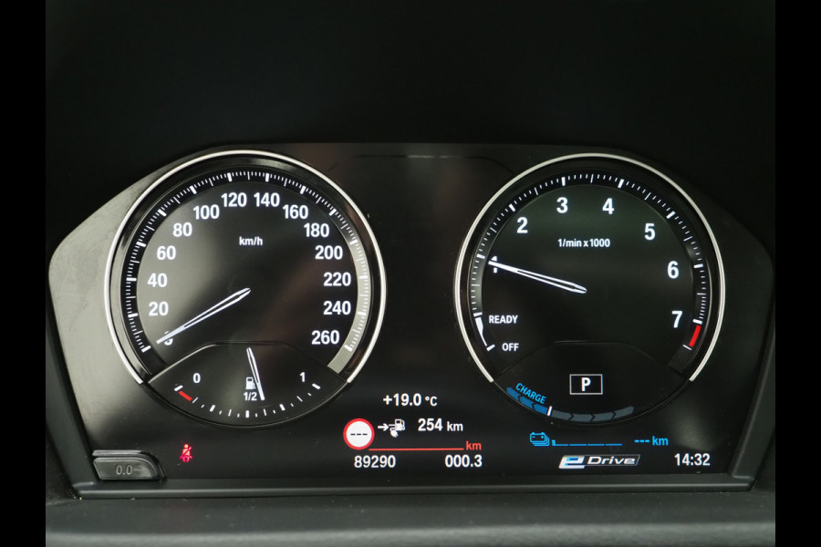 BMW X1 xDrive25e High Executive Shadow | Panoramadak | Head Up | Leder | Camera | Stoelverwarming | LED