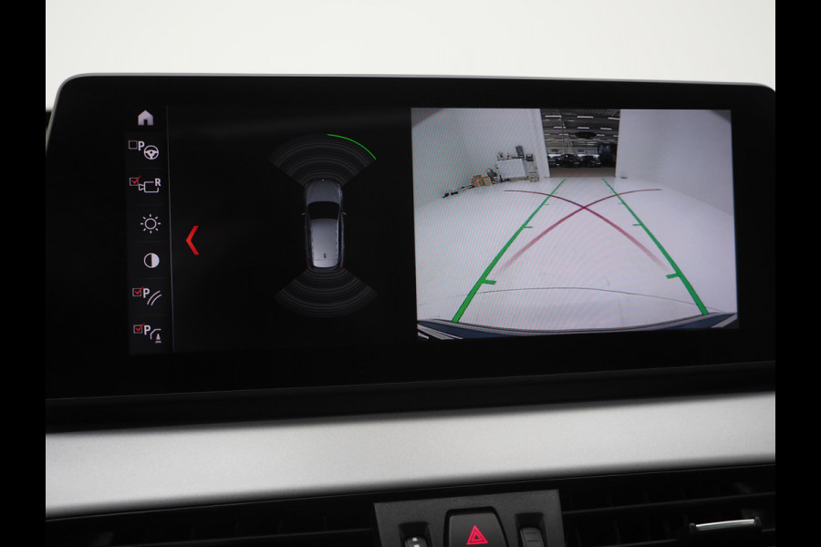 BMW X1 xDrive25e High Executive Shadow | Panoramadak | Head Up | Leder | Camera | Stoelverwarming | LED