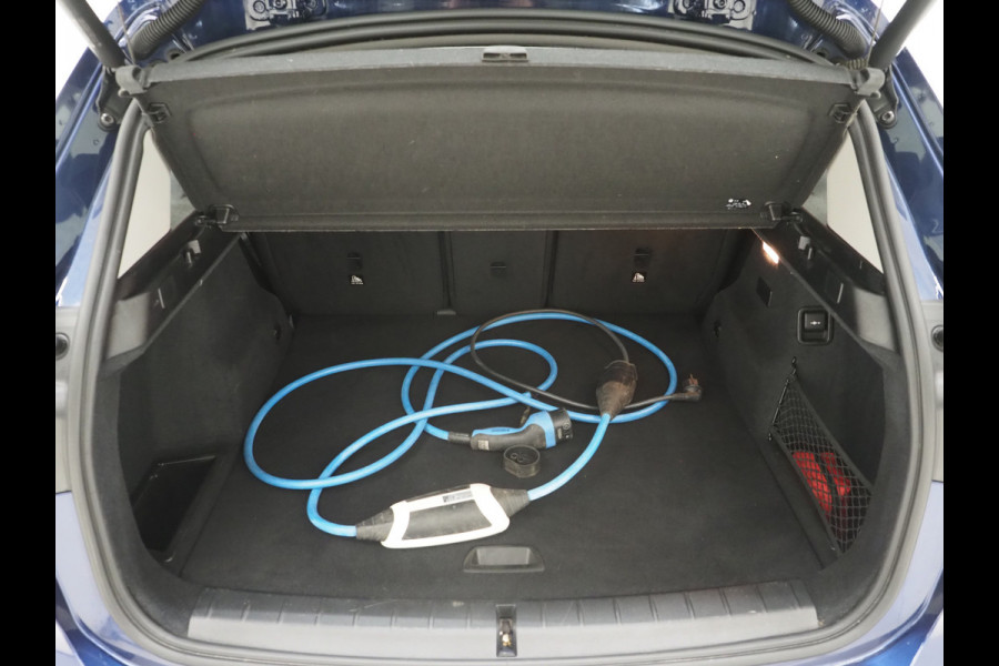 BMW X1 xDrive25e High Executive Shadow | Panoramadak | Head Up | Leder | Camera | Stoelverwarming | LED