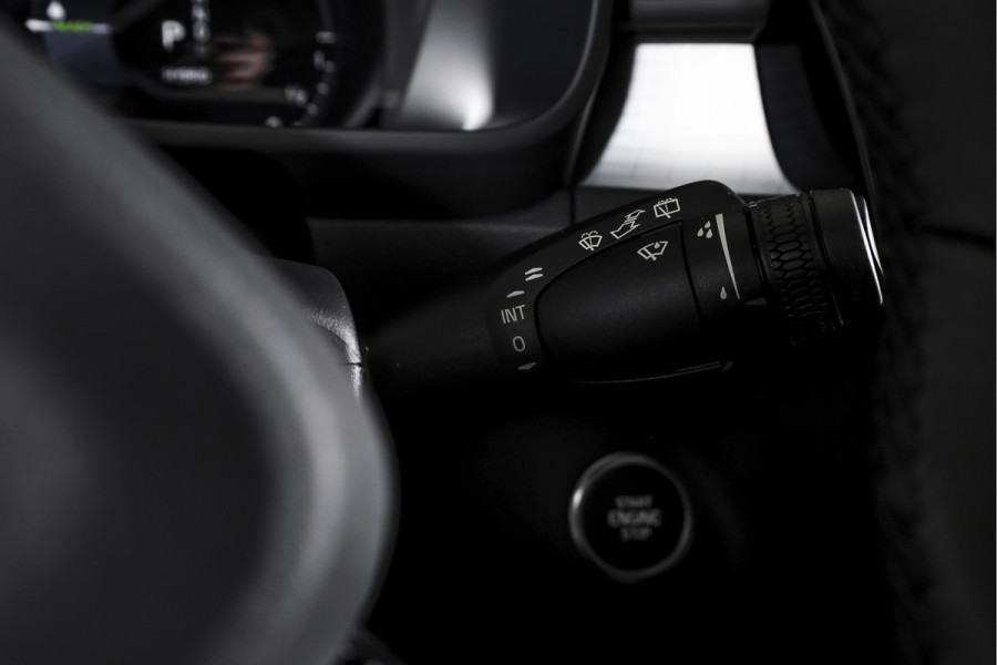 Volvo XC40 1.5 T4 Plug-in hybrid Plus Dark | Dig. Cockpit | Adapt. Cruise | Harman/Kardon | Elek. Stoelen | Stoel-+Stuurverw. | PDC | Camera | NAV+App. Connect | ECC | LM 19" | 2151