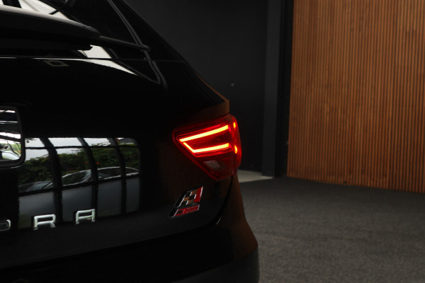 Seat Leon 2.0 TSI CUPRA 300 Panodak Navi Climate Leer Camera Carplay PDC Zwarte binnenhemel LED LM velgen