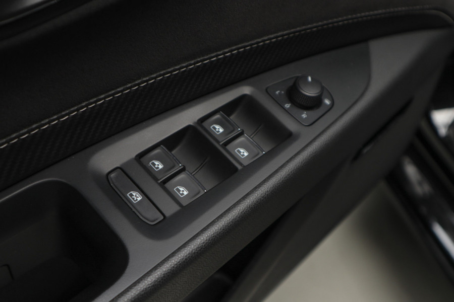 Seat Leon 2.0 TSI CUPRA 300 Panodak Navi Climate Leer Camera Carplay PDC Zwarte binnenhemel LED LM velgen