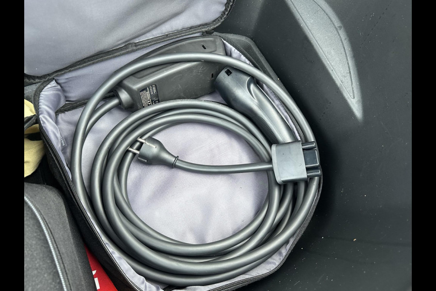 Tesla Model Y Long Range AWD 75 kWh VAN: €40.900,- VOOR: €38.770,- UW EINDEJAARSVOORDEEL: €2.130,- | AFN. TREKHAAK| RIJKLAARPRIJS INCL. TESLA GARANTIE t/m 08-2027/80.000km accu en aandrijflijn t/m 08-2031/192.000km|  20 INCH!| AUTOPILOT|