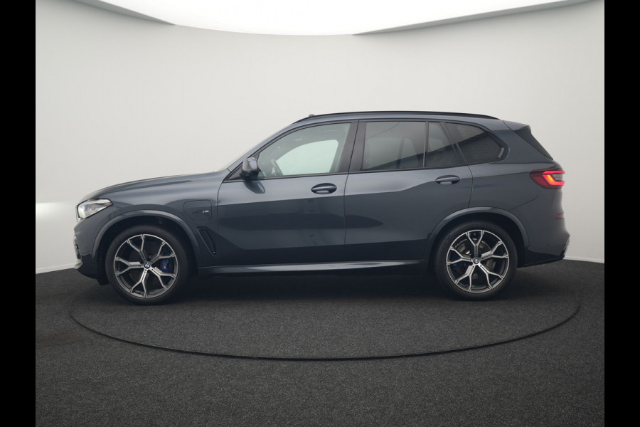 BMW X5 xDrive45e M Sport Plug In Hybrid 395pk Dealer O.H. PHEV | Trekhaak Af Fabriek | Panodak | Soft Close | Luchtvering | 360 Camera | Adaptive Cruise | Harman & Kardon | Lederen Comfortstoelen Memory & Verwarmd | Blis | M Sportstuur Verwarmd |