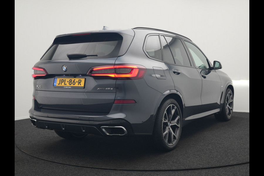 BMW X5 xDrive45e M Sport Plug In Hybrid 395pk Dealer O.H. PHEV | Trekhaak Af Fabriek | Panodak | Soft Close | Luchtvering | 360 Camera | Adaptive Cruise | Harman & Kardon | Lederen Comfortstoelen Memory & Verwarmd | Blis | M Sportstuur Verwarmd |