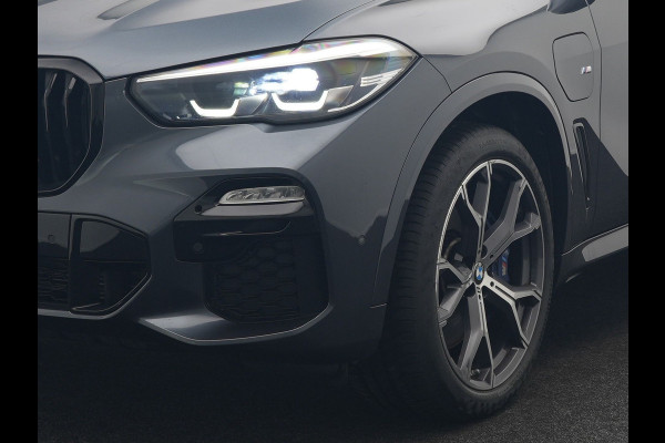 BMW X5 xDrive45e M Sport Plug In Hybrid 395pk Dealer O.H. PHEV | Trekhaak Af Fabriek | Panodak | Soft Close | Luchtvering | 360 Camera | Adaptive Cruise | Harman & Kardon | Lederen Comfortstoelen Memory & Verwarmd | Blis | M Sportstuur Verwarmd |