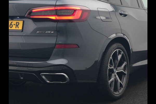 BMW X5 xDrive45e M Sport Plug In Hybrid 395pk Dealer O.H. PHEV | Trekhaak Af Fabriek | Panodak | Soft Close | Luchtvering | 360 Camera | Adaptive Cruise | Harman & Kardon | Lederen Comfortstoelen Memory & Verwarmd | Blis | M Sportstuur Verwarmd |